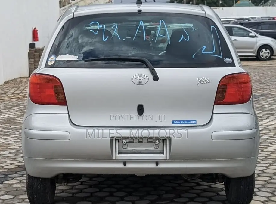 Toyota Vitz 2002 Silver