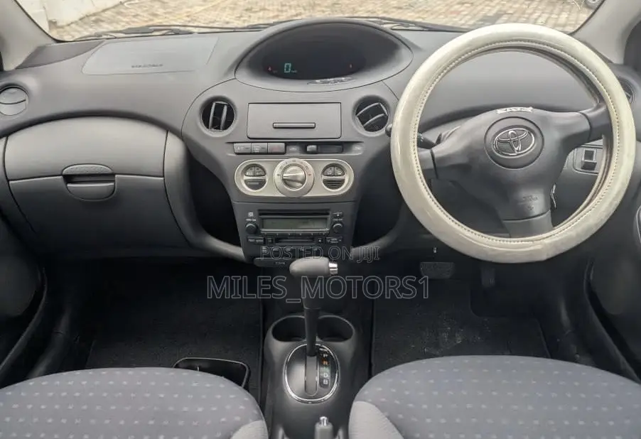 Toyota Vitz 2002 Silver