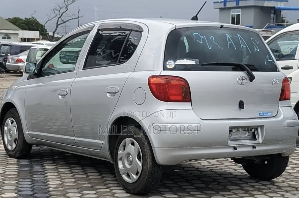 Toyota Vitz 2002 Silver