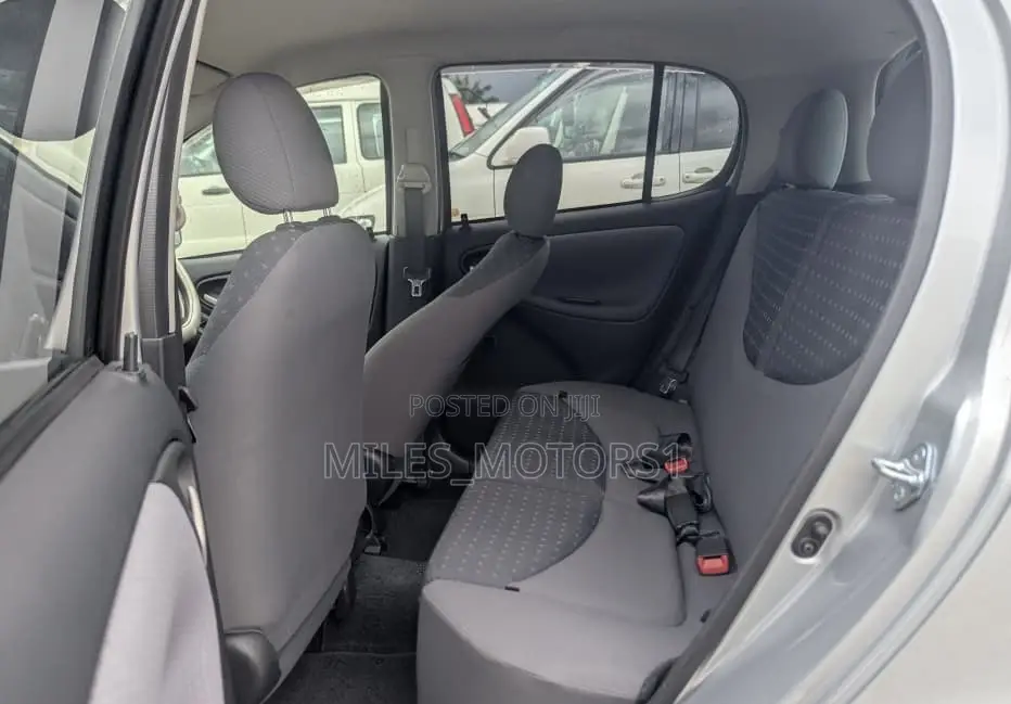 Toyota Vitz 2002 Silver