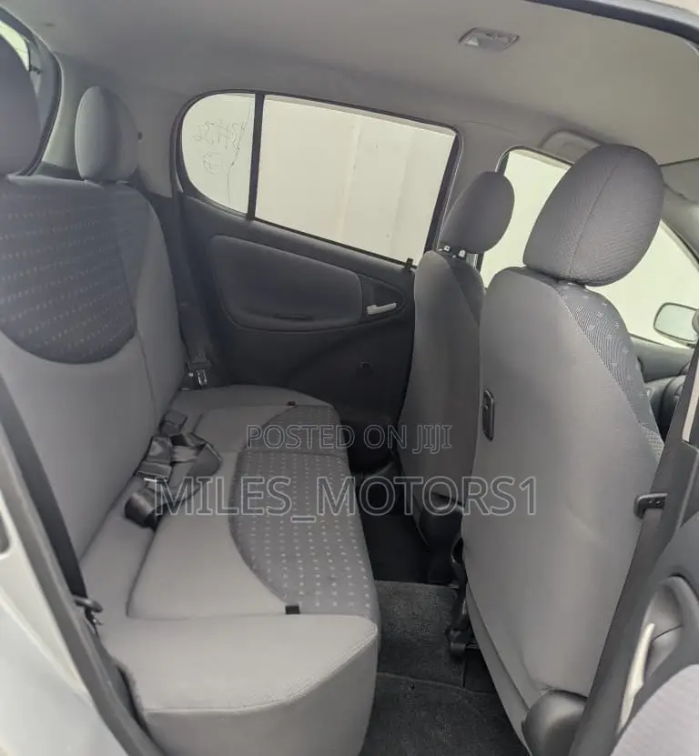 Toyota Vitz 2002 Silver