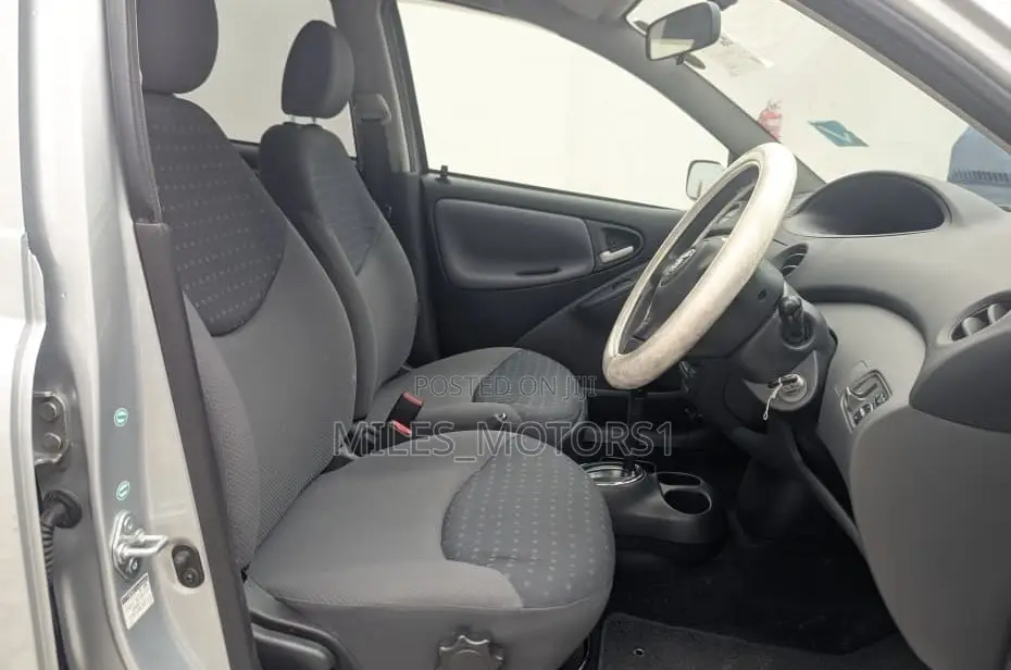 Toyota Vitz 2002 Silver