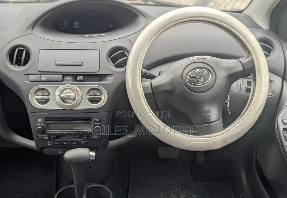 Toyota Vitz 2002 Silver