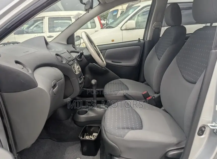 Toyota Vitz 2002 Silver