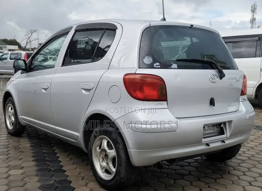 Toyota Vitz 2001 Silver
