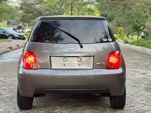 Toyota IST 2005 Gray