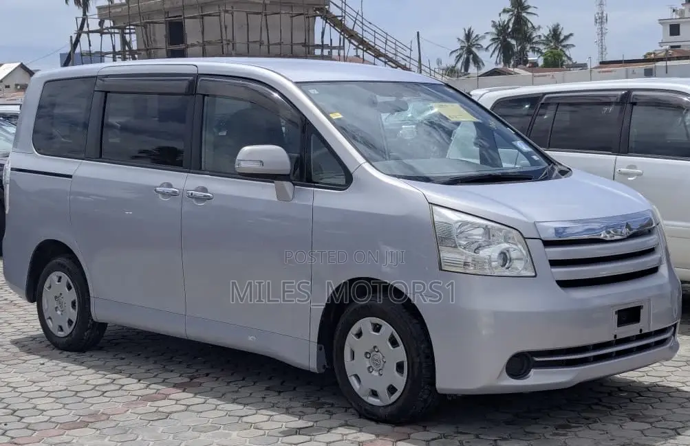Toyota Noah 2009