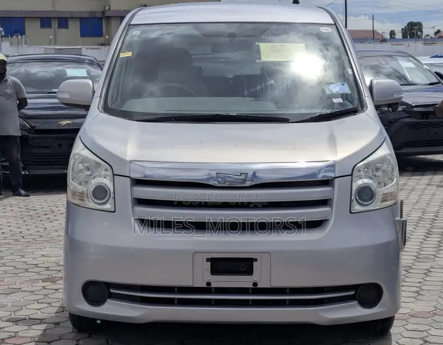 Toyota Noah 2009