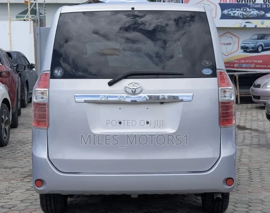 Toyota Noah 2009