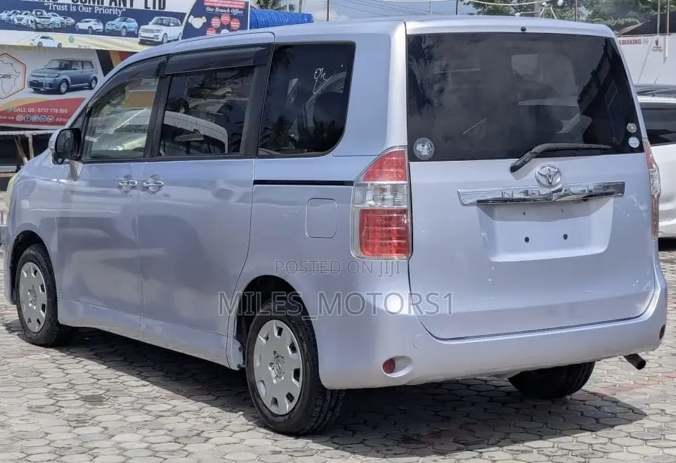 Toyota Noah 2009