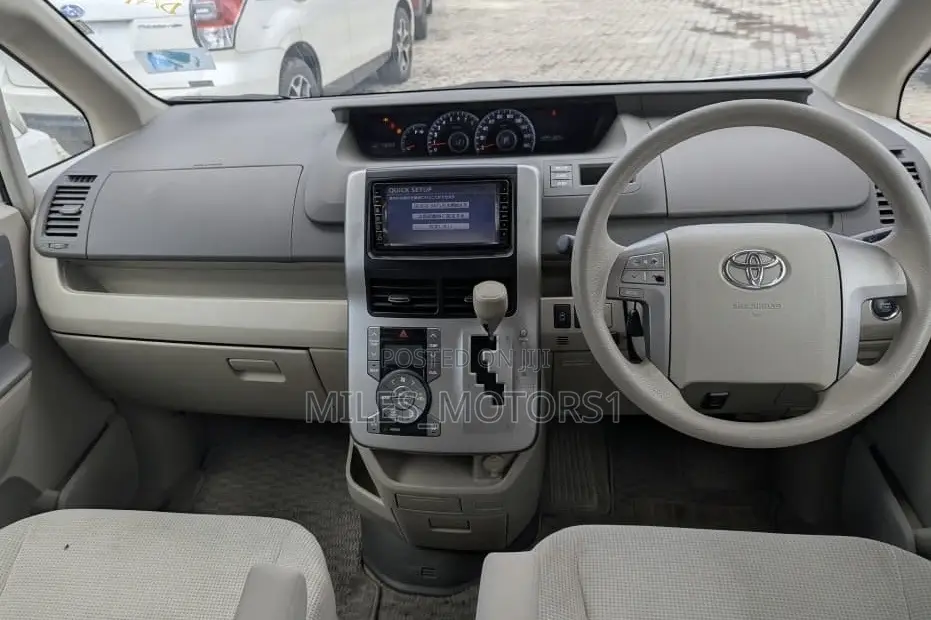 Toyota Noah 2009