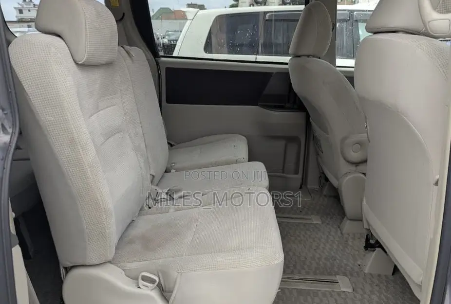 Toyota Noah 2009