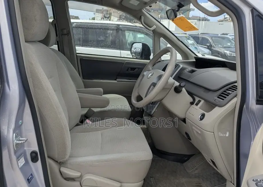 Toyota Noah 2009