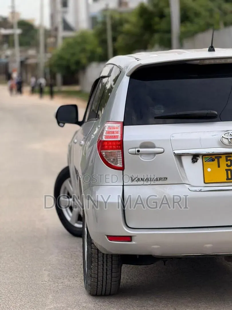 Toyota Vanguard 2010 Silver