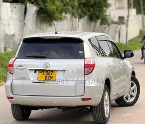 Toyota Vanguard 2010 Silver