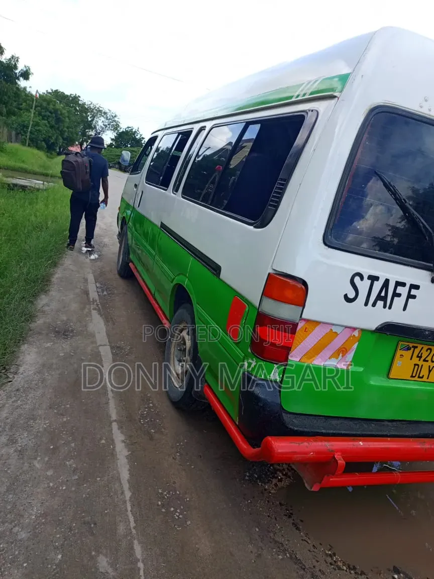 Toyota HiAce 2002 White