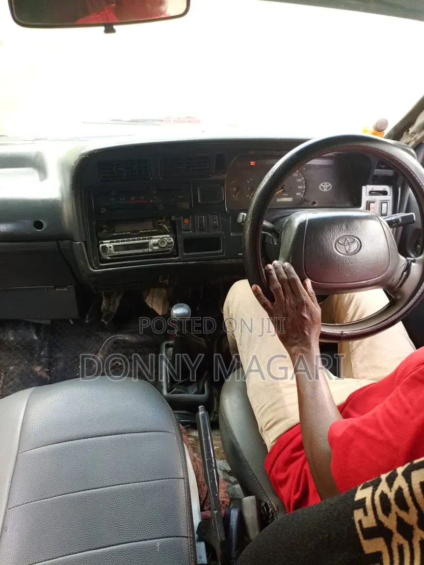 Toyota HiAce 2002 White