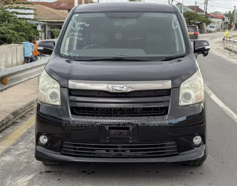 Toyota Noah 2.0 143hp AWD (8 Seater) 2008 Black