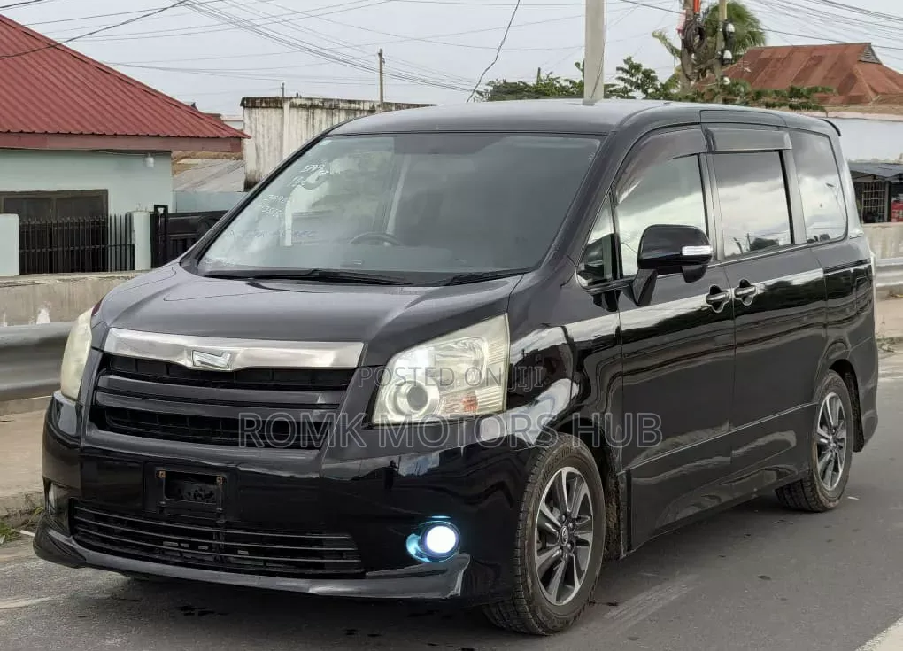 Toyota Noah 2.0 143hp AWD (8 Seater) 2008 Black