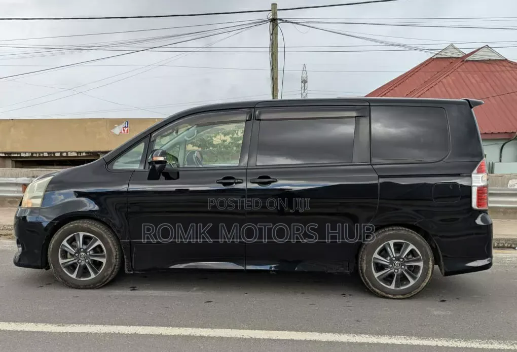 Toyota Noah 2.0 143hp AWD (8 Seater) 2008 Black