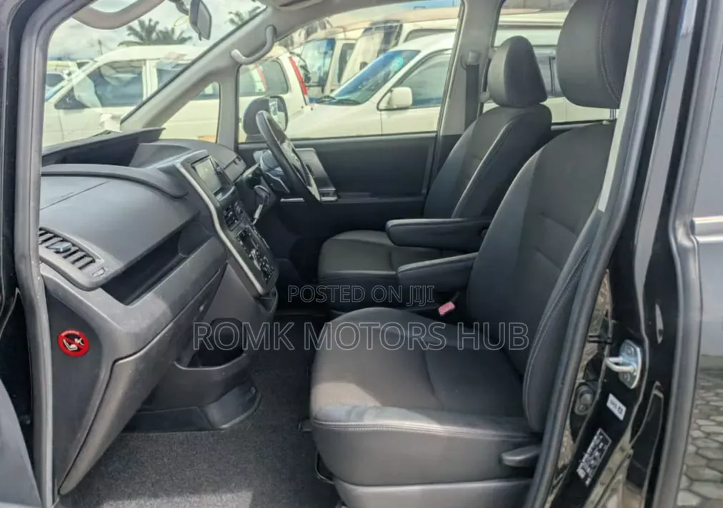 Toyota Noah 2.0 143hp AWD (8 Seater) 2008 Black