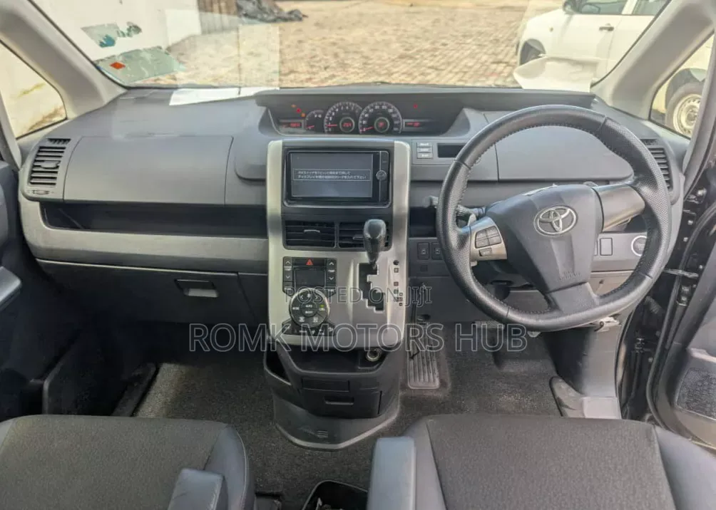 Toyota Noah 2.0 143hp AWD (8 Seater) 2008 Black