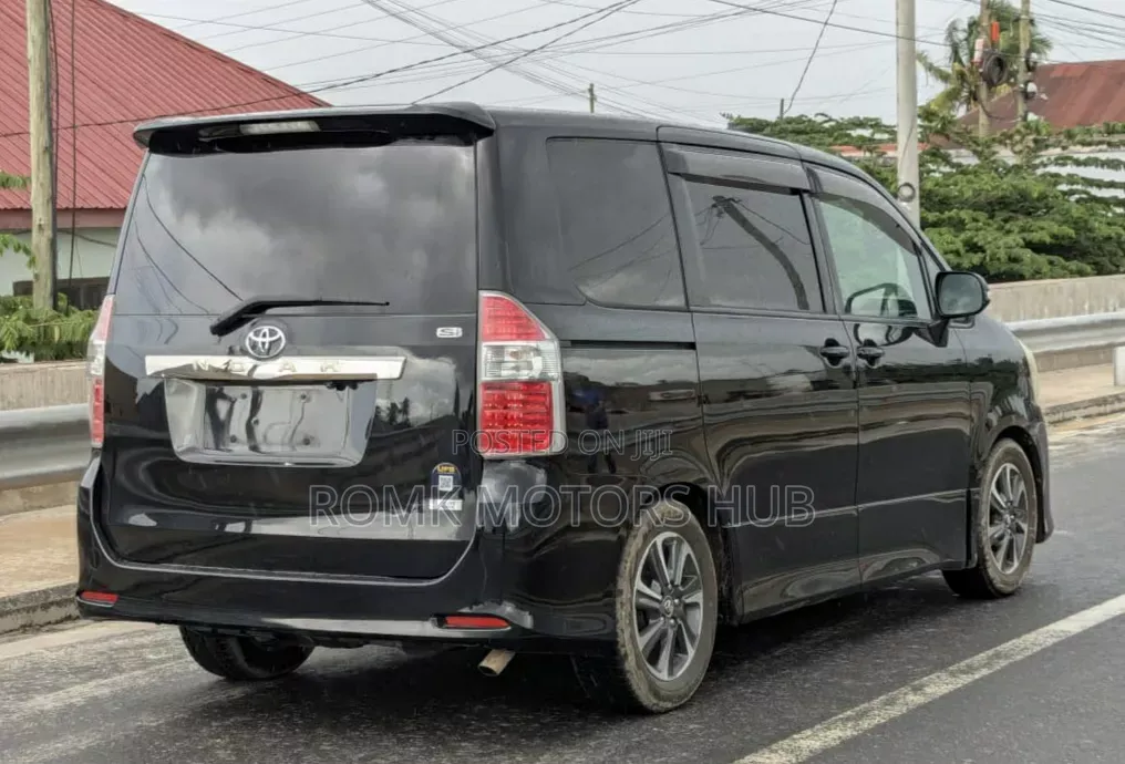 Toyota Noah 2.0 143hp AWD (8 Seater) 2008 Black