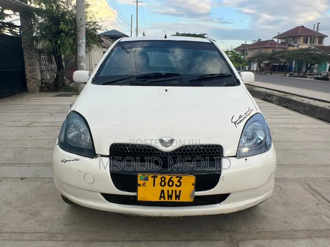 Toyota Vitz 2001 White