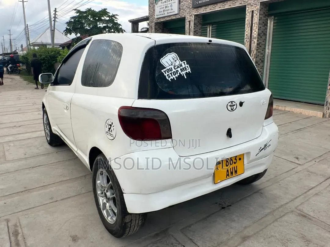 Toyota Vitz 2001 White
