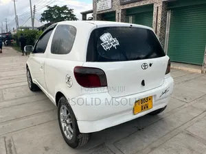 Toyota Vitz 2001 White