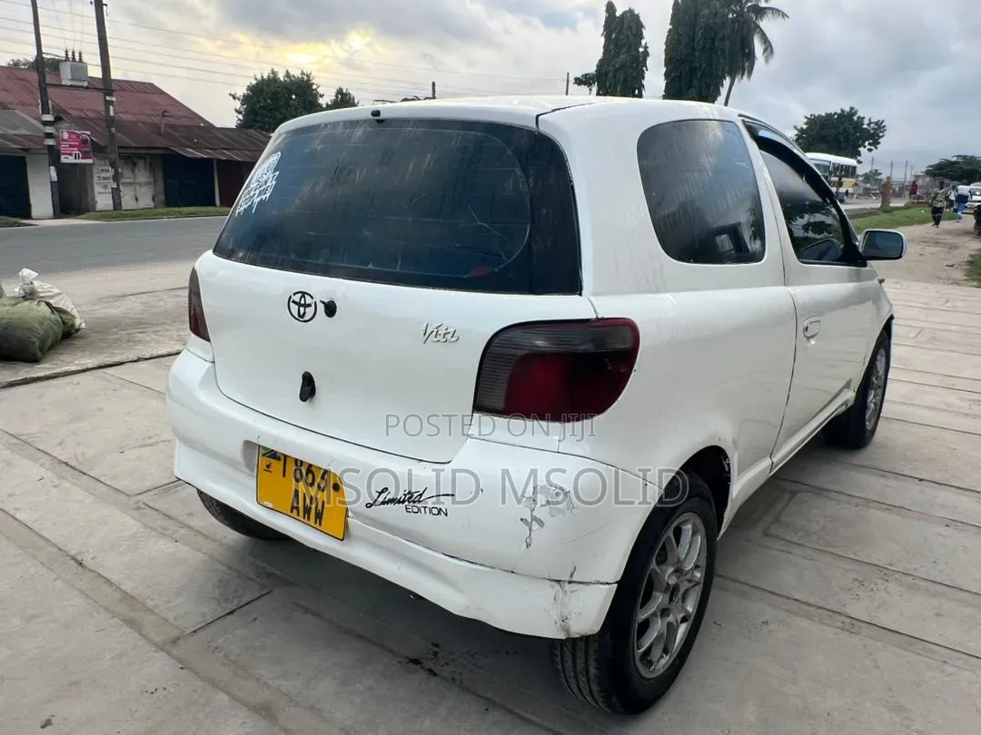 Toyota Vitz 2001 White