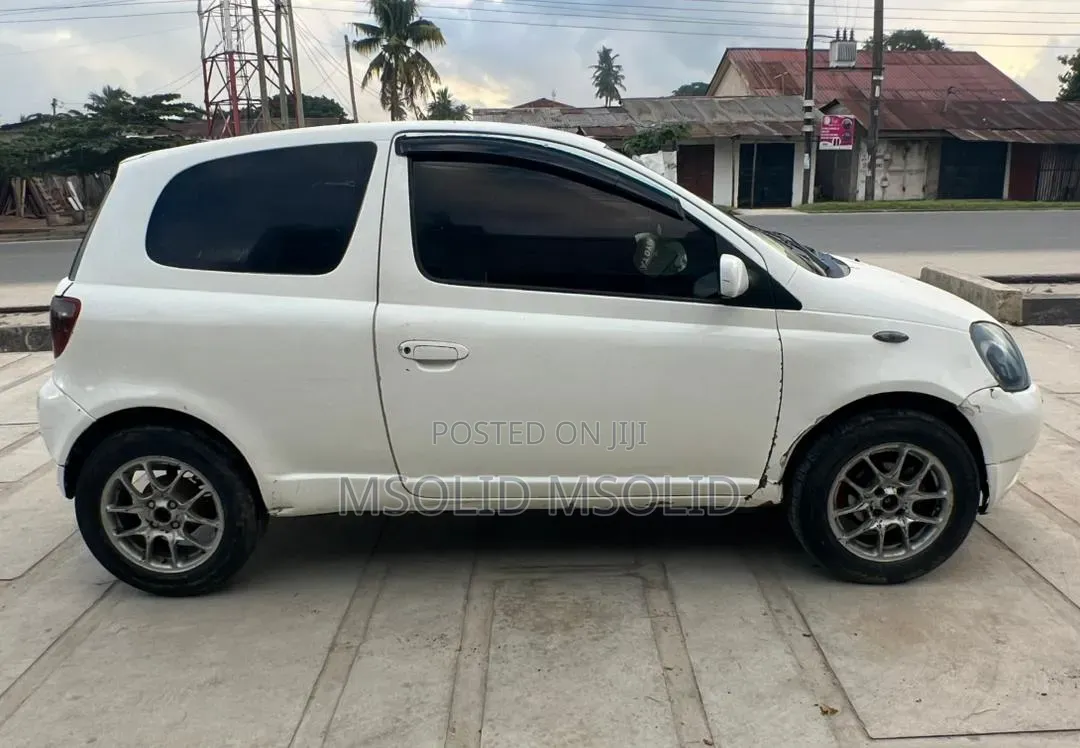 Toyota Vitz 2001 White