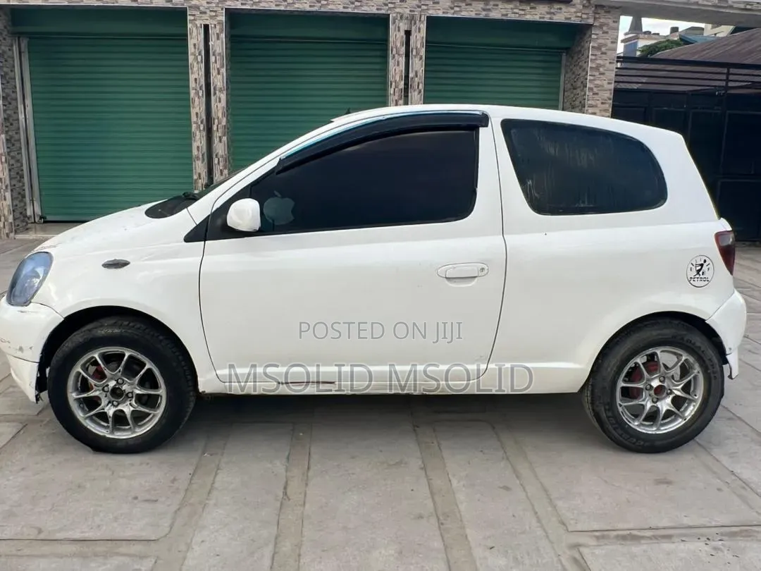 Toyota Vitz 2001 White