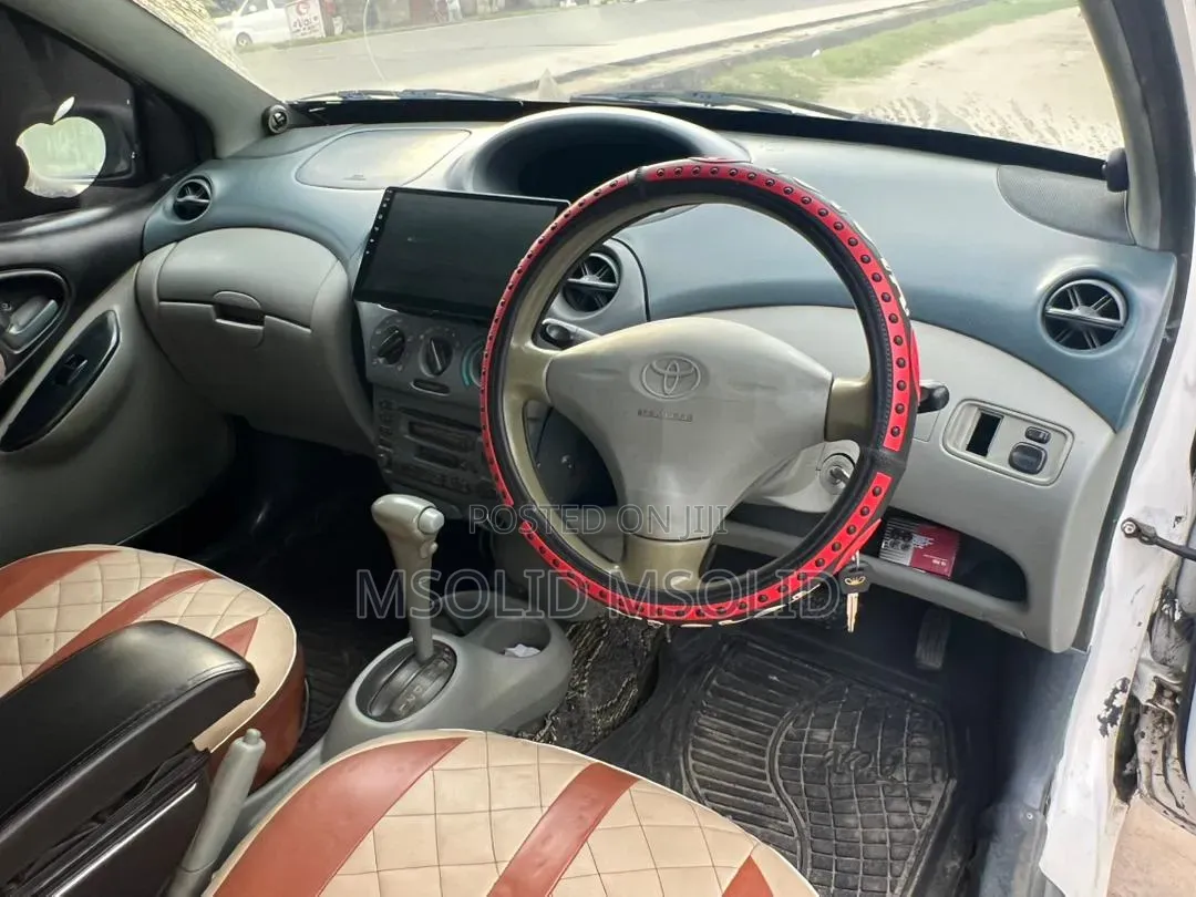 Toyota Vitz 2001 White