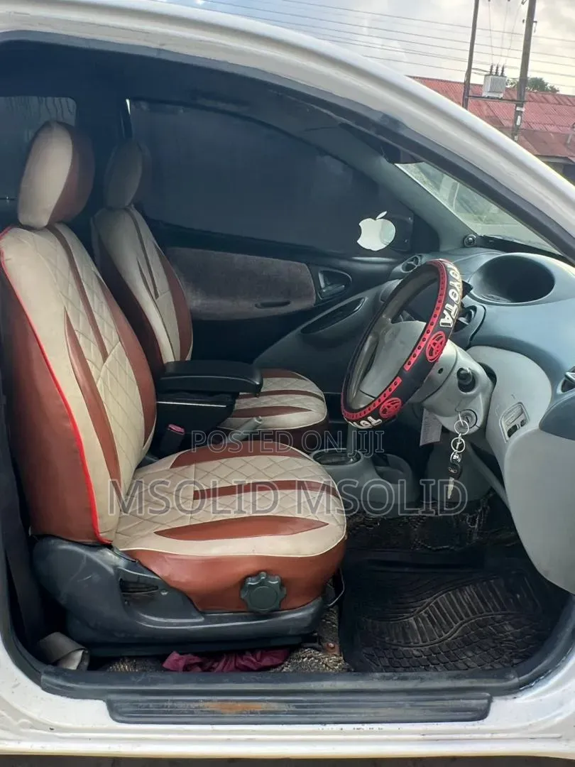 Toyota Vitz 2001 White