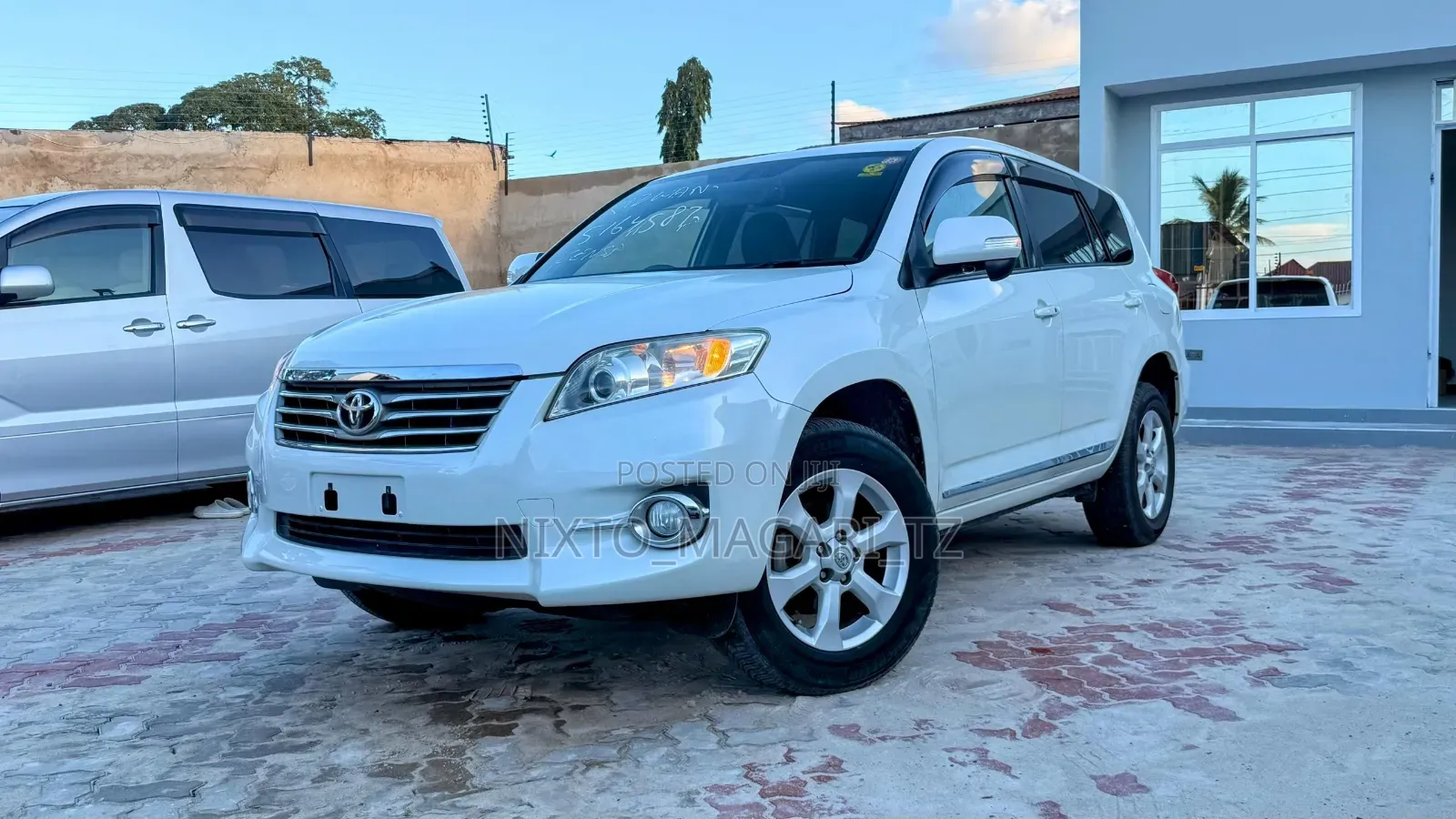 Toyota Vanguard 2010 White