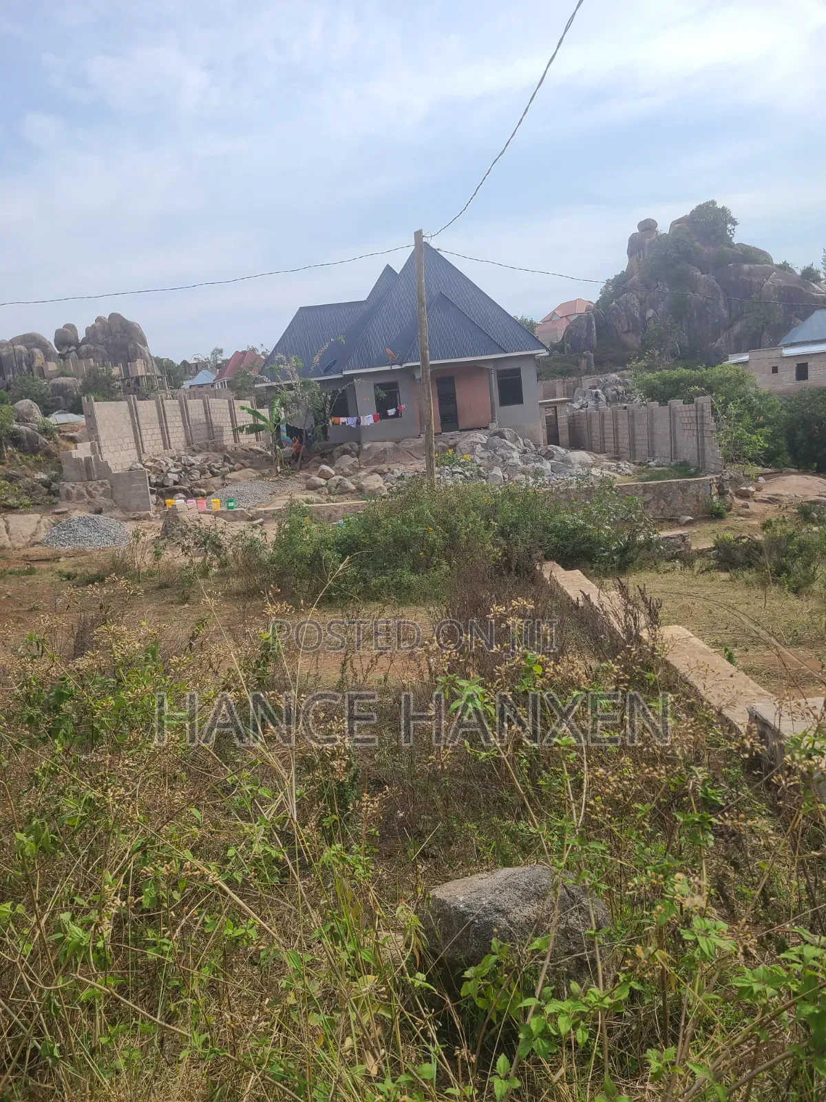 Kiwanja Kinauzwa Majengo Mwanza