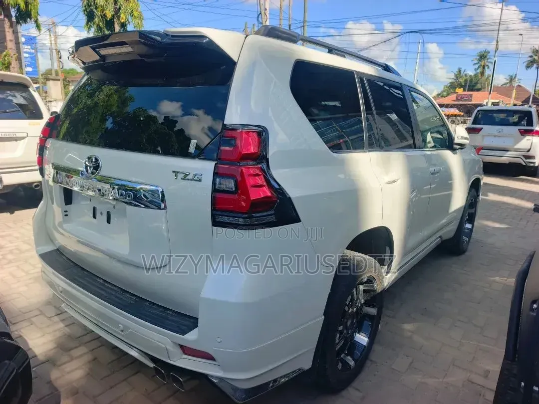 Toyota Land Cruiser Prado 2.8 2022 White