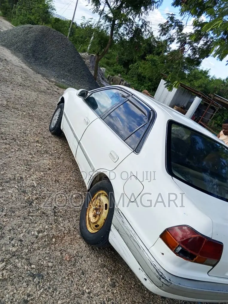 Toyota Corolla 2000 White
