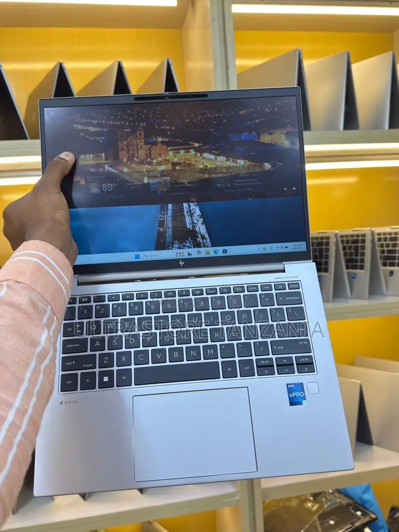 New Laptop HP ZBook Firefly 14 G10 16GB Intel Core i7 SSD 512GB
