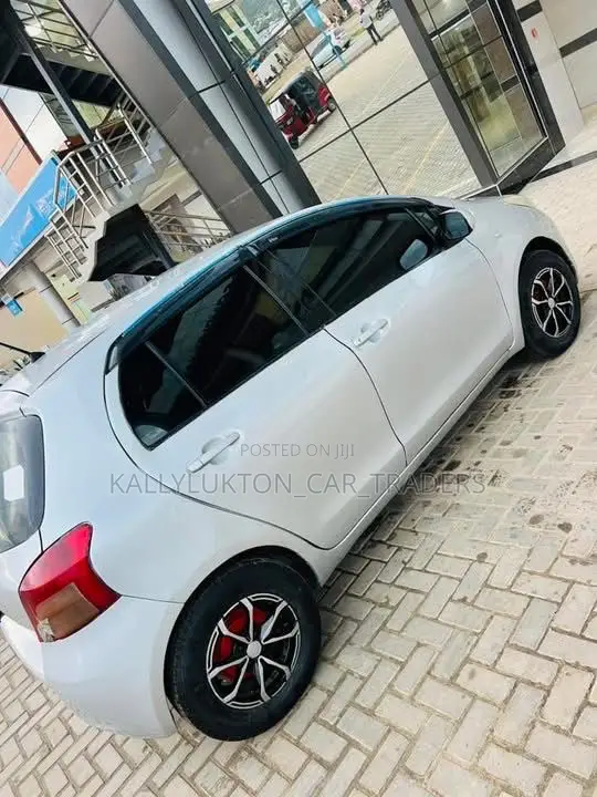 Toyota Vitz 2006 Silver