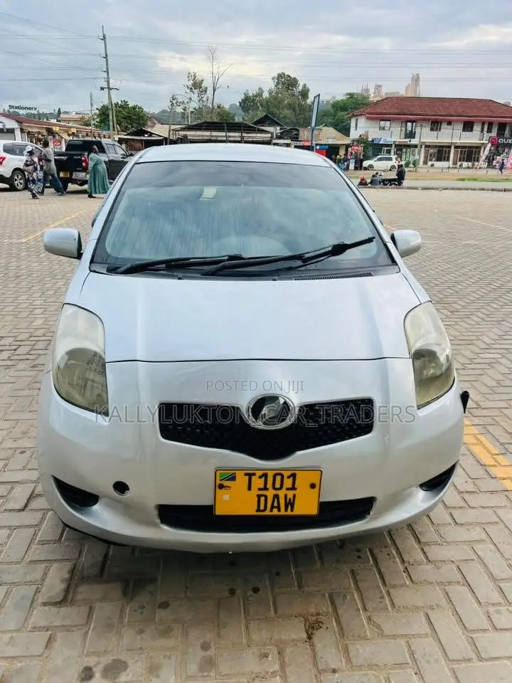 Toyota Vitz 2006 Silver