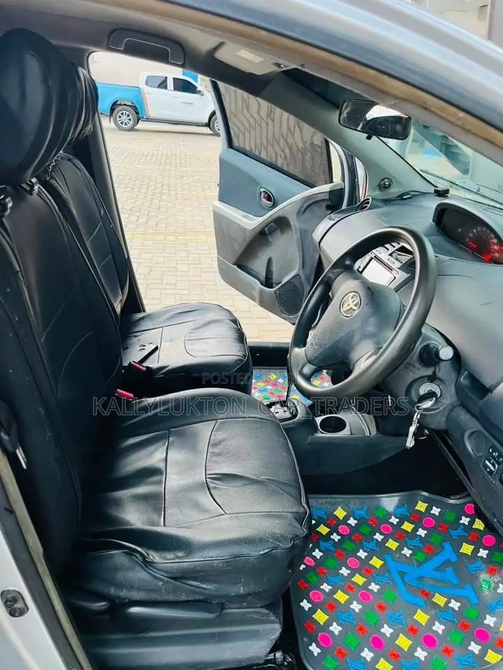 Toyota Vitz 2006 Silver