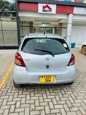 Toyota Vitz 2006 Silver