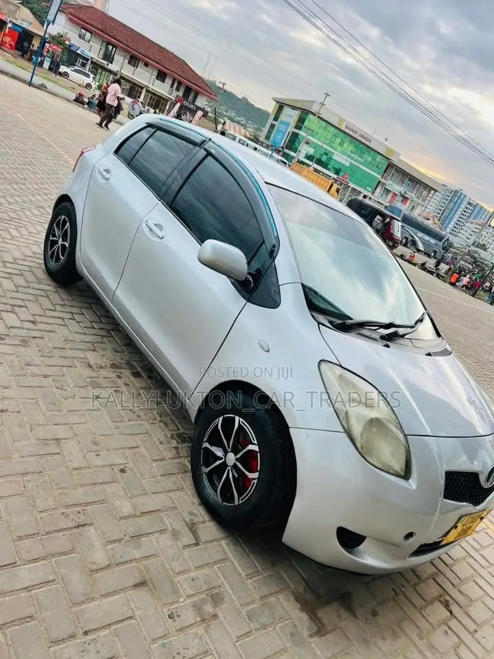 Toyota Vitz 2006 Silver