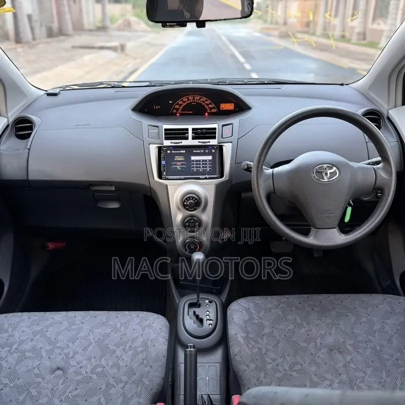 Toyota Vitz 1.0 FWD 5dr 2010 White