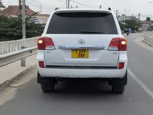 Toyota Land Cruiser 2012 White