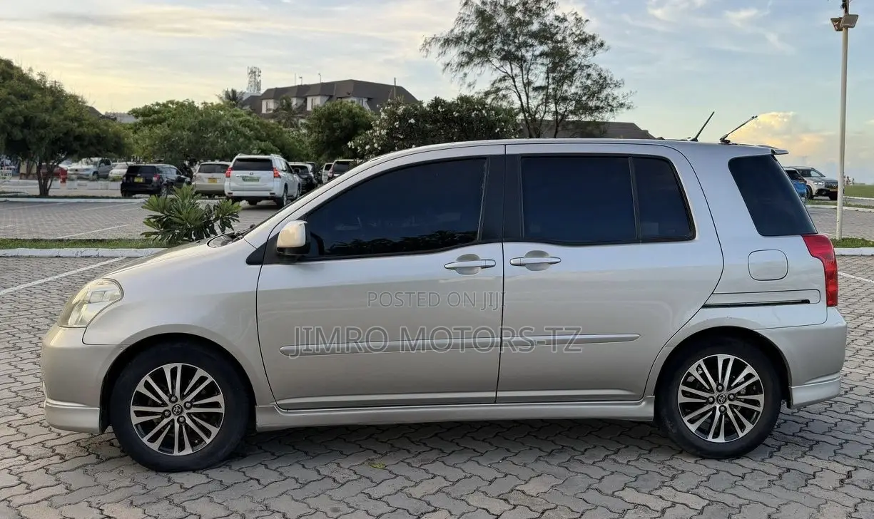 Toyota Raum 2005 Silver