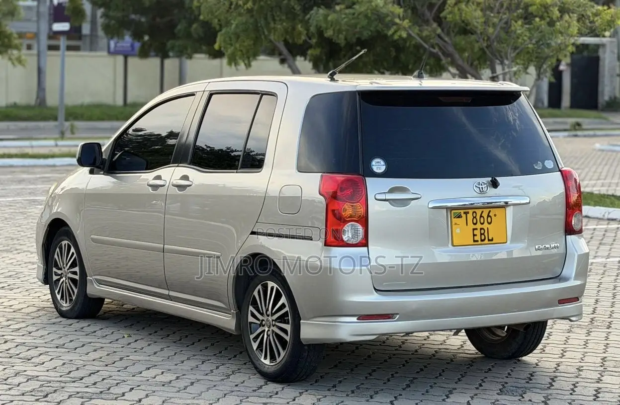 Toyota Raum 2005 Silver