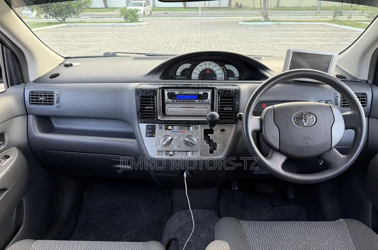 Toyota Raum 2005 Silver